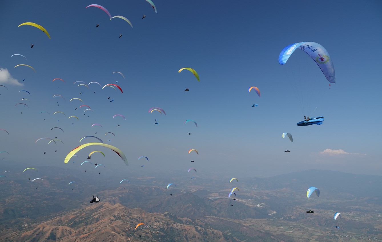 Paragliders över vackert landskap